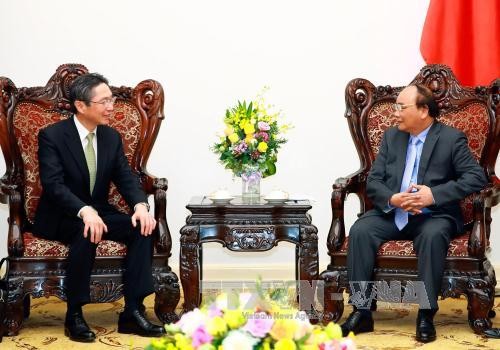 PM receives leaders of Japanese bank and Chinese group - ảnh 1